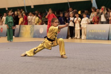 Odessa, Ukrayna - 1 Ekim 2019: Wushu çocuklar arasındaki Wushu yarışması sırasında sporcu. Yarışmadaki genç sporcular Shaolin Kung Fu (Shaolin Wushu) adlı Çin dövüş sanatlarını icra ediyorlar.)