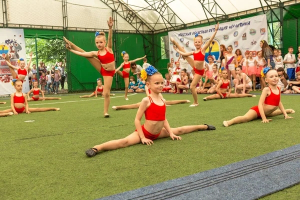 オデッサ ウクライナ 2015 チアリーディング選手権ウクライナの子どもたち 美しい明るい舞踊児 Sportin は自分のスキルを表示します 多くの観客と選手 魅力的な本格的な子供向け — ストック写真