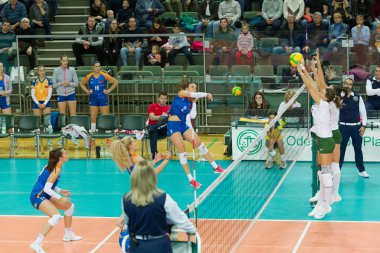 Odessa, Yuzhny, Ukrayna - 29 Ekim 2019. Avrupa Kadınlar Voleybol Şampiyonası. Cev Şampiyonlar Ligi Volesi 2020. Vk Khimik Yuzhny (beyaz) - Vk Olomouc (Çek Cumhuriyeti) mavi