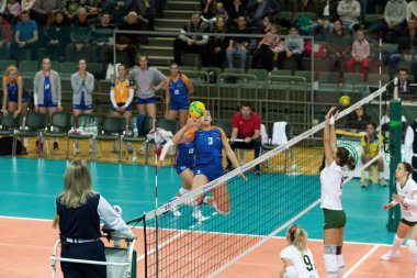 Odessa, Yuzhny, Ukrayna - 29 Ekim 2019. Avrupa Kadınlar Voleybol Şampiyonası. Cev Şampiyonlar Ligi Volesi 2020. Vk Khimik Yuzhny (beyaz) - Vk Olomouc (Çek Cumhuriyeti) mavi