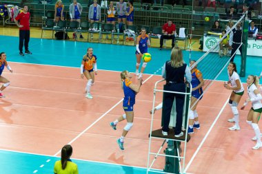 Odessa, Yuzhny, Ukrayna - 29 Ekim 2019. Avrupa Kadınlar Voleybol Şampiyonası. Cev Şampiyonlar Ligi Volesi 2020. Vk Khimik Yuzhny (beyaz) - Vk Olomouc (Çek Cumhuriyeti) mavi