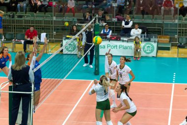 Odessa, Yuzhny, Ukrayna - 29 Ekim 2019. Avrupa Kadınlar Voleybol Şampiyonası. Cev Şampiyonlar Ligi Volesi 2020. Vk Khimik Yuzhny (beyaz) - Vk Olomouc (Çek Cumhuriyeti) mavi