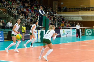 Odessa, Yuzhny, Ukrayna - 29 Ekim 2019. Avrupa Kadınlar Voleybol Şampiyonası. Cev Şampiyonlar Ligi Volesi 2020. Vk Khimik Yuzhny (beyaz) - Vk Olomouc (Çek Cumhuriyeti) mavi
