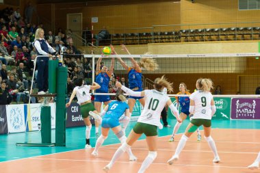 Odessa, Yuzhny, Ukrayna - 29 Ekim 2019. Avrupa Kadınlar Voleybol Şampiyonası. Cev Şampiyonlar Ligi Volesi 2020. Vk Khimik Yuzhny (beyaz) - Vk Olomouc (Çek Cumhuriyeti) mavi