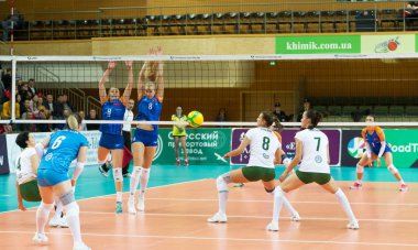 Odessa, Yuzhny, Ukrayna - 29 Ekim 2019. Avrupa Kadınlar Voleybol Şampiyonası. Cev Şampiyonlar Ligi Volesi 2020. Vk Khimik Yuzhny (beyaz) - Vk Olomouc (Çek Cumhuriyeti) mavi