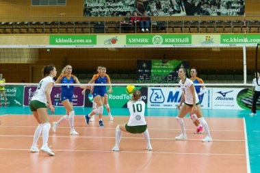 Odessa, Yuzhny, Ukrayna - 29 Ekim 2019. Avrupa Kadınlar Voleybol Şampiyonası. Cev Şampiyonlar Ligi Volesi 2020. Vk Khimik Yuzhny (beyaz) - Vk Olomouc (Çek Cumhuriyeti) mavi