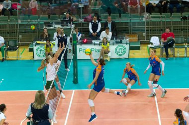 Odessa, Yuzhny, Ukrayna - 29 Ekim 2019. Avrupa Kadınlar Voleybol Şampiyonası. Cev Şampiyonlar Ligi Volesi 2020. Vk Khimik Yuzhny (beyaz) - Vk Olomouc (Çek Cumhuriyeti) mavi