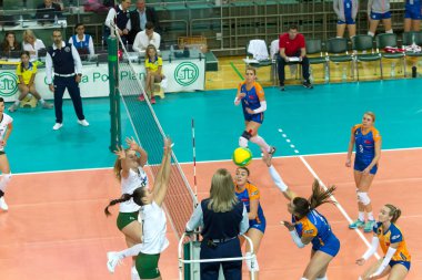 Odessa, Yuzhny, Ukrayna - 29 Ekim 2019. Avrupa Kadınlar Voleybol Şampiyonası. Cev Şampiyonlar Ligi Volesi 2020. Vk Khimik Yuzhny (beyaz) - Vk Olomouc (Çek Cumhuriyeti) mavi