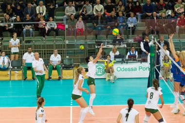 Odessa, Yuzhny, Ukrayna - 29 Ekim 2019. Avrupa Kadınlar Voleybol Şampiyonası. Cev Şampiyonlar Ligi Volesi 2020. Vk Khimik Yuzhny (beyaz) - Vk Olomouc (Çek Cumhuriyeti) mavi
