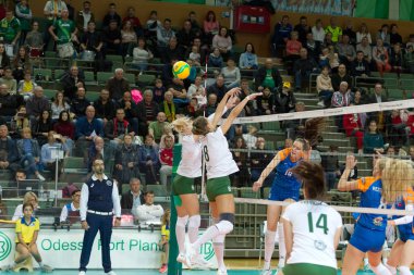 Odessa, Yuzhny, Ukrayna - 29 Ekim 2019. Avrupa Kadınlar Voleybol Şampiyonası. Cev Şampiyonlar Ligi Volesi 2020. Vk Khimik Yuzhny (beyaz) - Vk Olomouc (Çek Cumhuriyeti) mavi