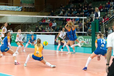 Odessa, Yuzhny, Ukrayna - 29 Ekim 2019. Avrupa Kadınlar Voleybol Şampiyonası. Cev Şampiyonlar Ligi Volesi 2020. Vk Khimik Yuzhny (beyaz) - Vk Olomouc (Çek Cumhuriyeti) mavi