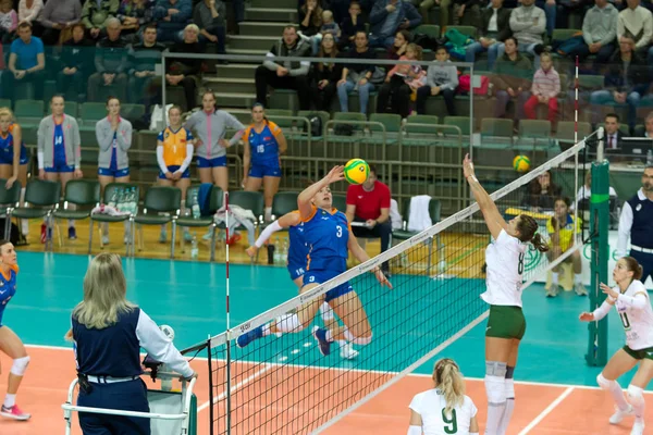 Odessa, Yuzhny, Ukrayna - 29 Ekim 2019. Avrupa Kadınlar Voleybol Şampiyonası. Cev Şampiyonlar Ligi Volesi 2020. Vk Khimik Yuzhny (beyaz) - Vk Olomouc (Çek Cumhuriyeti) mavi