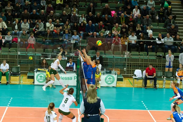 Odessa, Yuzhny, Ukrayna - 29 Ekim 2019. Avrupa Kadınlar Voleybol Şampiyonası. Cev Şampiyonlar Ligi Volesi 2020. Vk Khimik Yuzhny (beyaz) - Vk Olomouc (Çek Cumhuriyeti) mavi