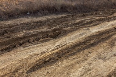 Avrupa 'nın dağlık kesimindeki güzel toprak ve çakıl yolu. 4WD 4x4 ekstrem bir araba için çamurlu ve engebeli bir arazi. Kum tepesi off-road motokros ve motor sporları pisti