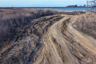 Avrupa 'nın dağlık kesimindeki güzel toprak ve çakıl yolu. 4WD 4x4 ekstrem bir araba için çamurlu ve engebeli bir arazi. Kum tepesi off-road motokros ve motor sporları pisti