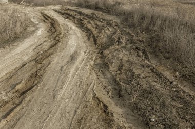Avrupa 'nın dağlık kesimindeki güzel toprak ve çakıl yolu. 4WD 4x4 ekstrem bir araba için çamurlu ve engebeli bir arazi. Kum tepesi off-road motokros ve motor sporları pisti