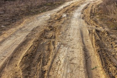 Avrupa 'nın dağlık kesimindeki güzel toprak ve çakıl yolu. 4WD 4x4 ekstrem bir araba için çamurlu ve engebeli bir arazi. Kum tepesi off-road motokros ve motor sporları pisti