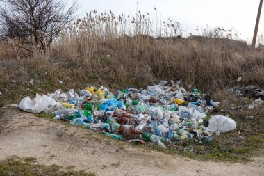 Deniz kıyısına dökülen çöpler turistler ve tatilciler tarafından bırakılıyor. Denizin kirli kumlu kıyıları. Çevre kirliliği. Çevresel sorunun olumsuz etkisi vardır. Kullanılmış kirli plastik şişeler