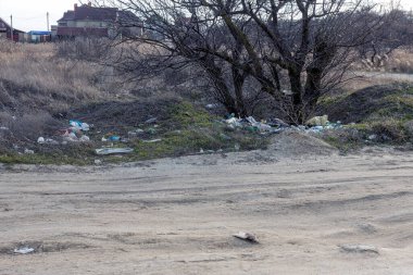 Deniz kıyısına dökülen çöpler turistler ve tatilciler tarafından bırakılıyor. Denizin kirli kumlu kıyıları. Çevre kirliliği. Çevresel sorunun olumsuz etkisi vardır. Kullanılmış kirli plastik şişeler