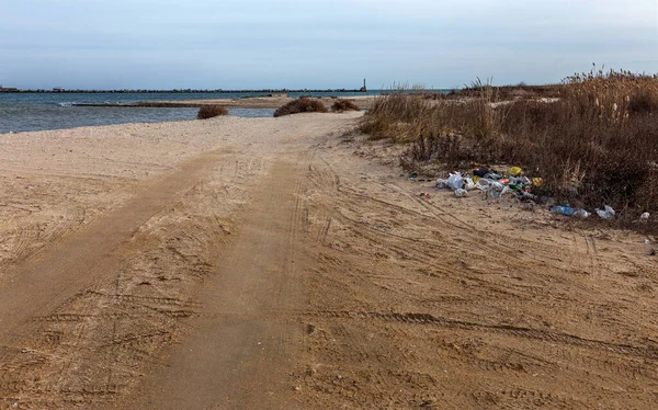 Wylewane Śmieci Wybrzeżu Morza Pozostawiają Turyści Urlopowicze Brudny Morski Piaszczysty — Zdjęcie stockowe