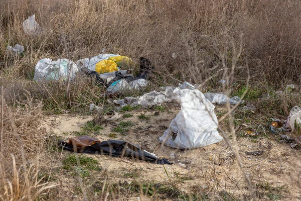 Χυμένα Σκουπίδια Στις Ακτές Της Θάλασσας Αφήνονται Από Τουρίστες Και — Φωτογραφία Αρχείου