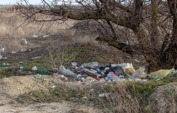 海沿いのゴミは観光客や行楽客によって残されています 海の汚れた海砂の海岸 環境汚染 環境問題は悪影響を及ぼす 汚れたペットボトルを空にする — ストック写真