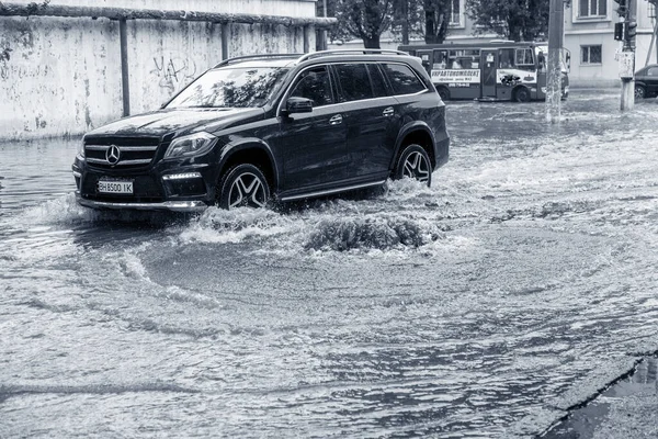 Odessa Ukraina Maja 2020 Jazda Samochodem Zatopionej Drodze Czasie Powodzi — Zdjęcie stockowe