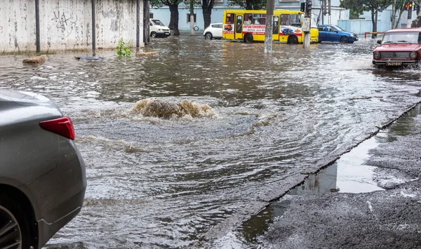 乌克兰敖德萨 2020年5月28日 暴雨引发的洪水导致道路被淹 汽车漂浮在水面上 淹没了街道 泼洒在车上 城市道路被水淹 水坑很大 — 图库照片