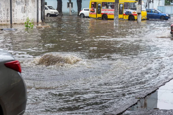 ウクライナのオデッサ 2020年5月28日 豪雨による洪水時の浸水した道路上で車を運転する 車の水には 洪水の通りに浮かぶ 車の上でスプラッシュ 大規模な水たまりと洪水都市道路 — ストック写真