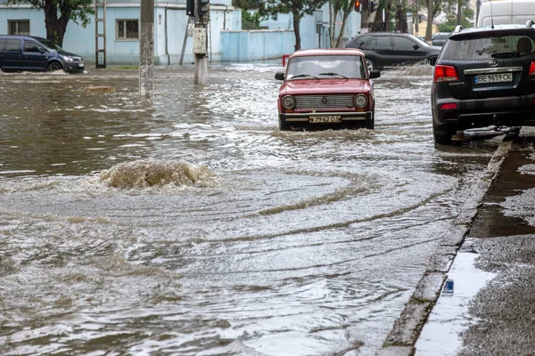 乌克兰敖德萨 2020年5月28日 暴雨引发的洪水导致道路被淹 汽车漂浮在水面上 淹没了街道 泼洒在车上 城市道路被水淹 水坑很大 — 图库照片
