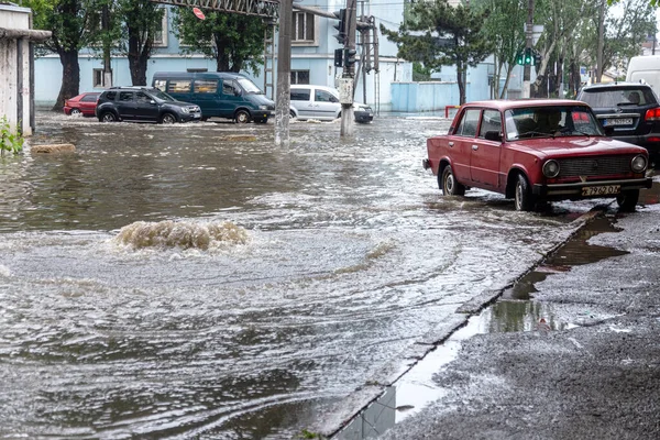 Odessa Ucrânia Maio 2020 Condução Automóveis Estrada Inundada Durante Inundação — Fotografia de Stock