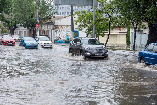 ウクライナのオデッサ 2020年5月28日 豪雨による洪水時の浸水した道路上で車を運転する 車の水には 洪水の通りに浮かぶ 車の上でスプラッシュ 大規模な水たまりと洪水都市道路 — ストック写真