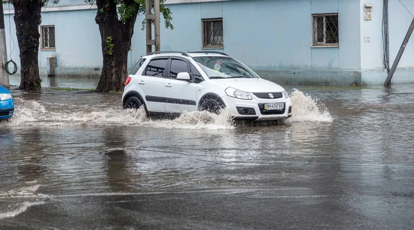 Odessa Ucrania Mayo 2020 Conducir Automóvil Una Carretera Inundada Durante —  Fotos de Stock