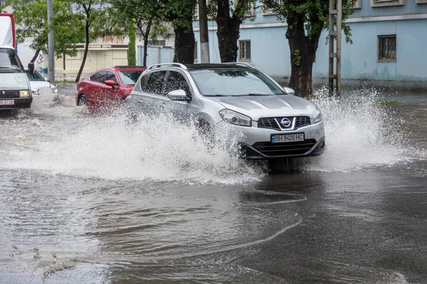 Odessa Ucrânia Maio 2020 Condução Automóveis Estrada Inundada Durante Inundação — Fotografia de Stock