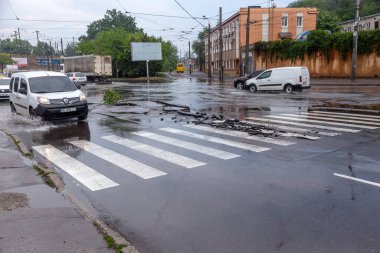 Odessa, Ukrayna - 28 Mayıs 2020: sel baskınları sırasında sel basmış yolda araba kullanmak. Arabalar suda yüzer, sokakları su basar. Arabanın üzerine su sıçradı. Büyük su birikintileriyle dolu şehir yolu.