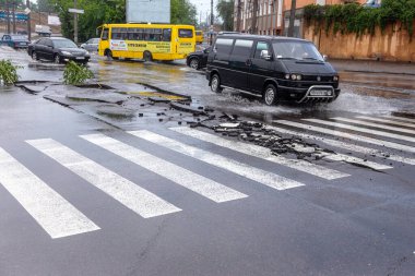 Odessa, Ukrayna - 28 Mayıs 2020: sel baskınları sırasında sel basmış yolda araba kullanmak. Arabalar suda yüzer, sokakları su basar. Arabanın üzerine su sıçradı. Büyük su birikintileriyle dolu şehir yolu.