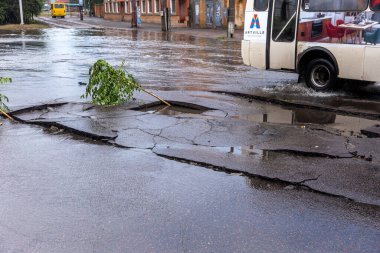 Odessa, Ukrayna - 28 Mayıs 2020: sel baskınları sırasında sel basmış yolda araba kullanmak. Arabalar suda yüzer, sokakları su basar. Arabanın üzerine su sıçradı. Büyük su birikintileriyle dolu şehir yolu.