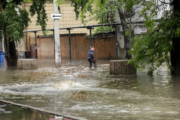 Odessa Ucrânia Maio 2020 Condução Automóveis Estrada Inundada Durante Inundação — Fotografia de Stock