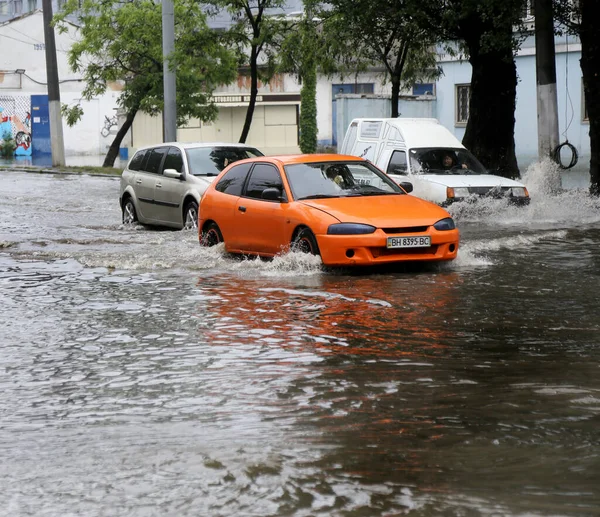 Odessa Ucrânia Maio 2020 Condução Automóveis Estrada Inundada Durante Inundação — Fotografia de Stock