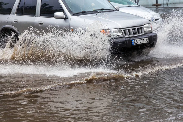 ウクライナのオデッサ 2020年5月28日 豪雨による洪水時の浸水した道路上で車を運転する 車の水には 洪水の通りに浮かぶ 車の上でスプラッシュ 大規模な水たまりと洪水都市道路 — ストック写真