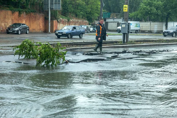 Odessa, Ukrayna - 28 Mayıs 2020: sel baskınları sırasında sel basmış yolda araba kullanmak. Arabalar suda yüzer, sokakları su basar. Arabanın üzerine su sıçradı. Büyük su birikintileriyle dolu şehir yolu.