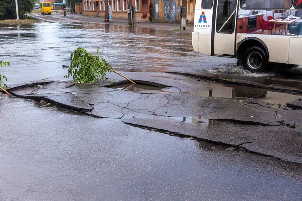 Odessa, Ukrayna - 28 Mayıs 2020: sel baskınları sırasında sel basmış yolda araba kullanmak. Arabalar suda yüzer, sokakları su basar. Arabanın üzerine su sıçradı. Büyük su birikintileriyle dolu şehir yolu.