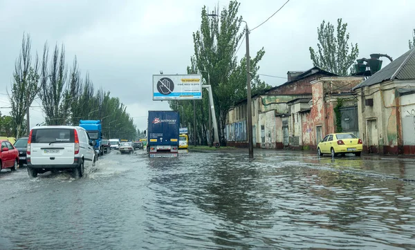 Odessa Ucrânia Maio 2020 Condução Automóveis Estrada Inundada Durante Inundação — Fotografia de Stock