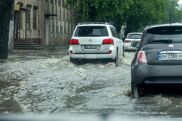 Odessa Ukrajina Května 2020 Jízda Autem Zatopené Silnici Během Povodní — Stock fotografie