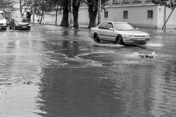 Οδησσός Ουκρανία Μαΐου 2020 Οδήγηση Αυτοκινήτου Πλημμυρισμένο Δρόμο Κατά Διάρκεια — Φωτογραφία Αρχείου