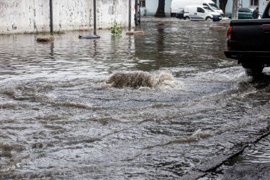 Şiddetli yağmurlardan sonra şehirde sel baskını. Kanalizasyon asfaltı kırıp fıskiyeyi havaya uçurdu. Kirli kanalizasyon, fırtına kanalizasyonunu deldi ve yağmurdan sonra şehrin sokaklarına döküldü. Salgın ve enfeksiyon tehlikesi