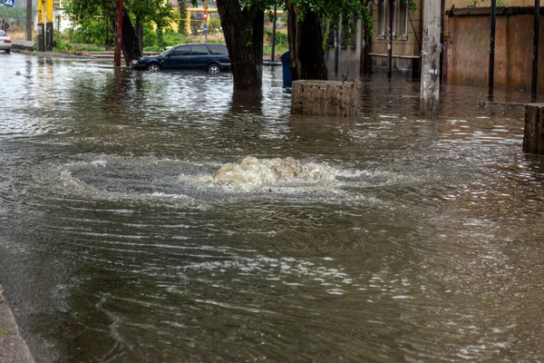 Carro Riving Estrada Inundada Durante Inundação Causada Por Chuvas Torrenciais — Fotografia de Stock