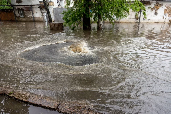 Árvíz Városban Történt Heves Esőzések Után Szennyvíz Feltörte Aszfaltot Felrobbantotta — Stock Fotó