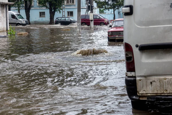Coche Riving Carretera Inundada Durante Inundación Causada Por Las Lluvias — Foto de Stock