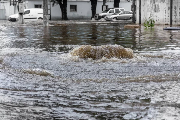 暴雨引起的洪水中 在被洪水淹没的路上撞毁了汽车 汽车漂浮在水面上 淹没了街道 泼洒在车上 巨大的水坑淹没了城市道路 市区大雨过后发生水浸 — 图库照片
